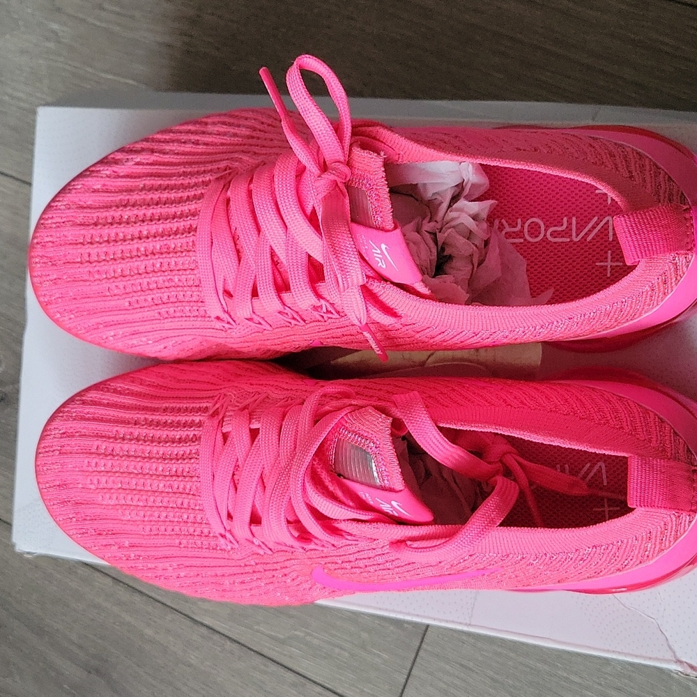 Women's nike vapormax flyknit sneakers never worn